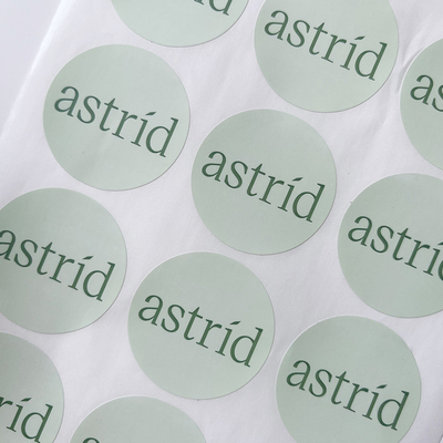 Gli autoadesivi rotondi di stampa adesivi dell'etichetta di immagine su ordinazione del testo impermeabilizzano il rotolo dell'autoadesivo del vinile