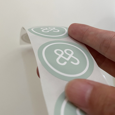 L'autoadesivo impermeabile su ordinazione dell'etichetta del PVC ha tagliato l'adesivo a stampo tagliente di stampa del vinile