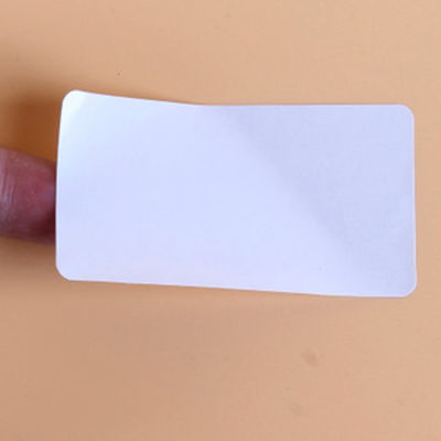 La forma tagliata CMYK colora le etichette in bianco impermeabili ISO9001 2000